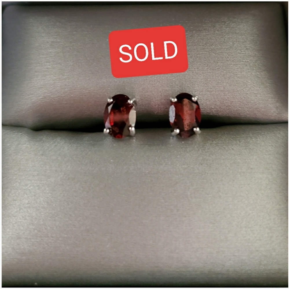 New Garnet Gemstone Studs💎